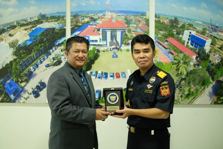 Atase-Kastam-Diraja-Malaysia-bersama-Kepala-Kantor-Bea-Cukai-Batam-1-768x512