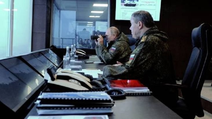 putin-tinjau-latihan-perang-internasional-di-rusia-libatkan-52000-tentara-yuo