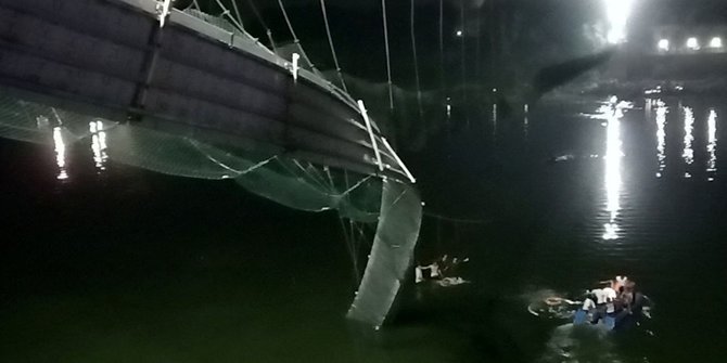 jembatan-penuh-warga-ambruk-di-india-132-orang-tewas