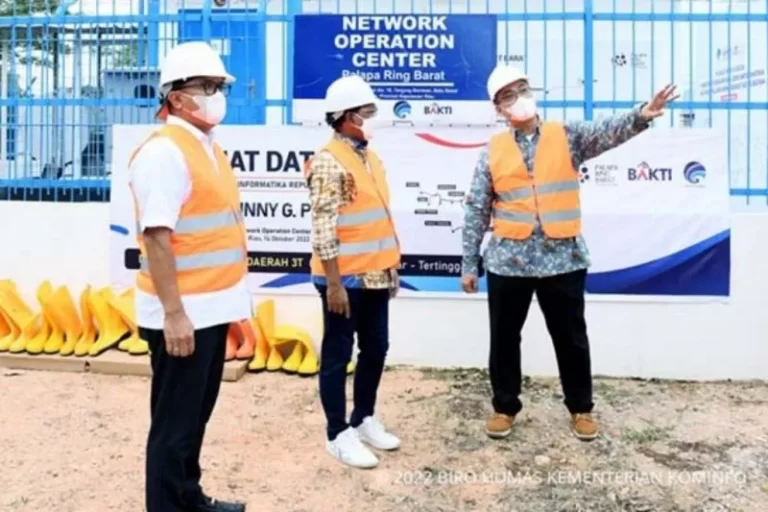 kominf0-menteri-johnny-noc-palapa-ring-barat-batam-ayh-7_copy_1024x683.jpg