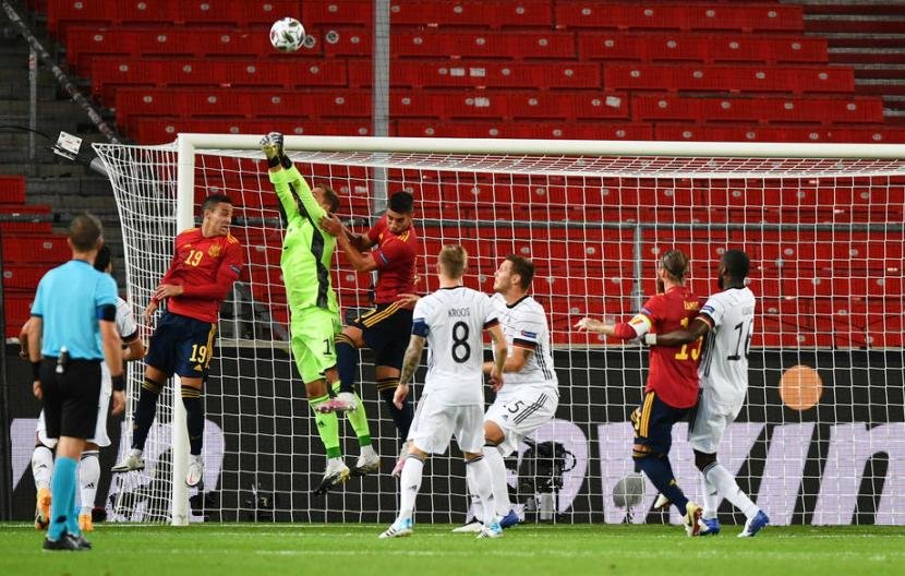 kiper-timnas-jerman-kevin-trapp-baju-hijau-menghalau-serangan_200904023504-413