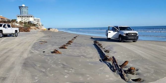 benda-misterius-mirip-jejak-sepanjang-24-meter-ditemukan-di-pantai-florida-as