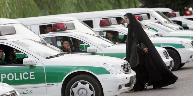 iran-bubarkan-polisi-syariah-setelah-demo-kematian-mahsa-amini