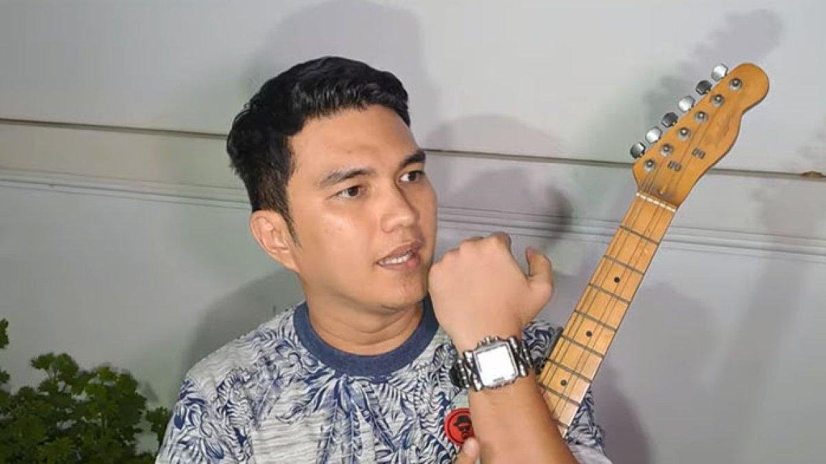 aldi-taher-lelang-gitar-hingga-jam-tangan-pemberian-dewi-perssik-untuk-bantu-biaya-rs-indra-bekti