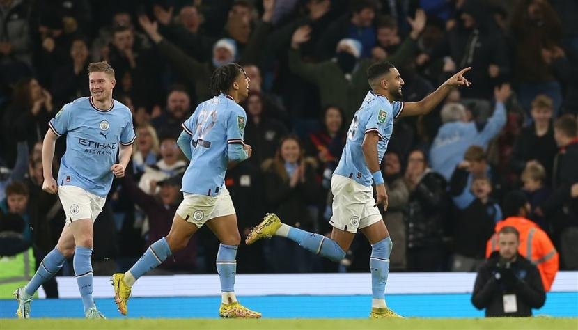 gelandang-manchester-city-riyad-mahrez-kanan-merayakan-golnya-ke_230106044848-757
