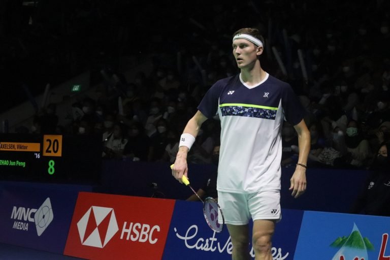 tunggal-putra-denmark-viktor-axelsen-saat-berlaga-di-indones-5fav