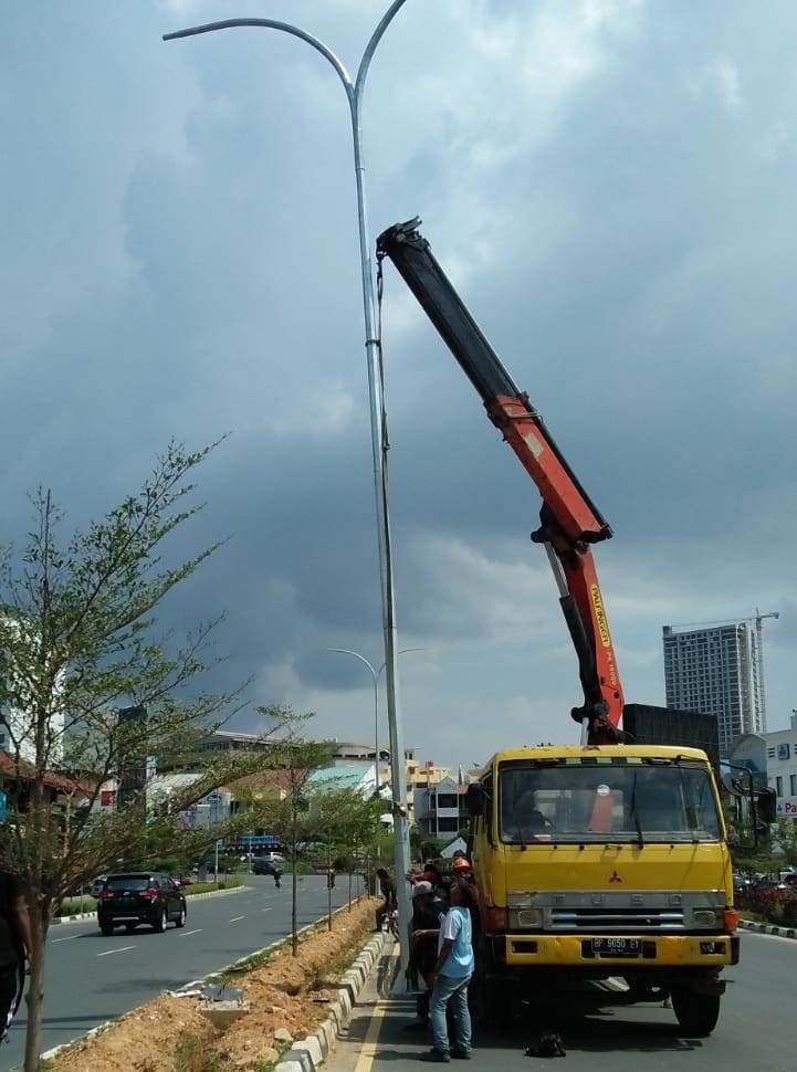 PEMASANGAN-PJU