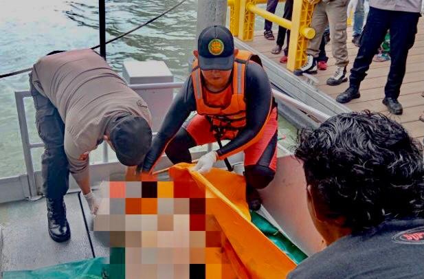 Tim SAR gabungan mengevakuasi jasad korban kapal karam di Perairan Lingga