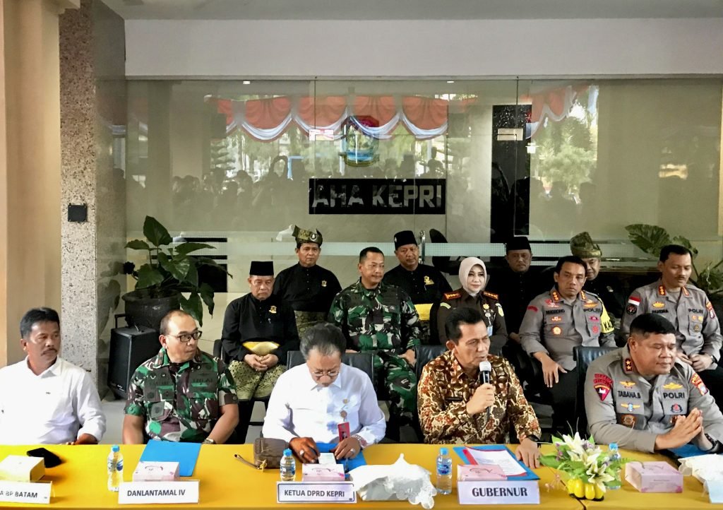 Gubernur Kepri, Ansar Ahmad memimpin konferensi pers terkait pengembangan kawasan Rempang Eco City di Gedung Graha Kepri, Batam Centre, Kota Batam, Selasa (12/9/2023)- Edisi/ Irvan F.