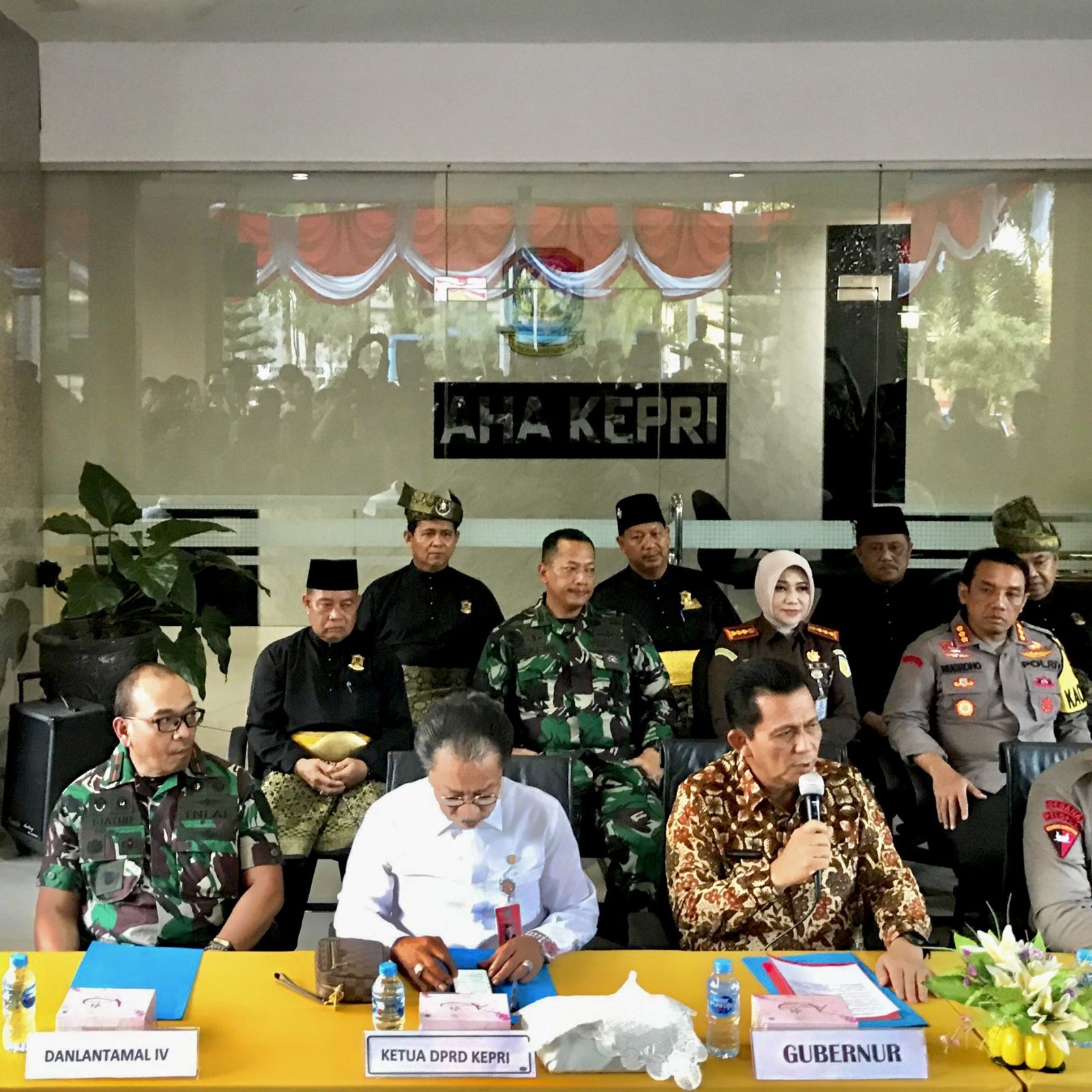 Gubernur Kepri, Ansar Ahmad memimpin konferensi pers terkait pengembangan kawasan Rempang Eco City di Gedung Graha Kepri, Batam Centre, Kota Batam, Selasa (12/9/2023)- Edisi/ Irvan F.