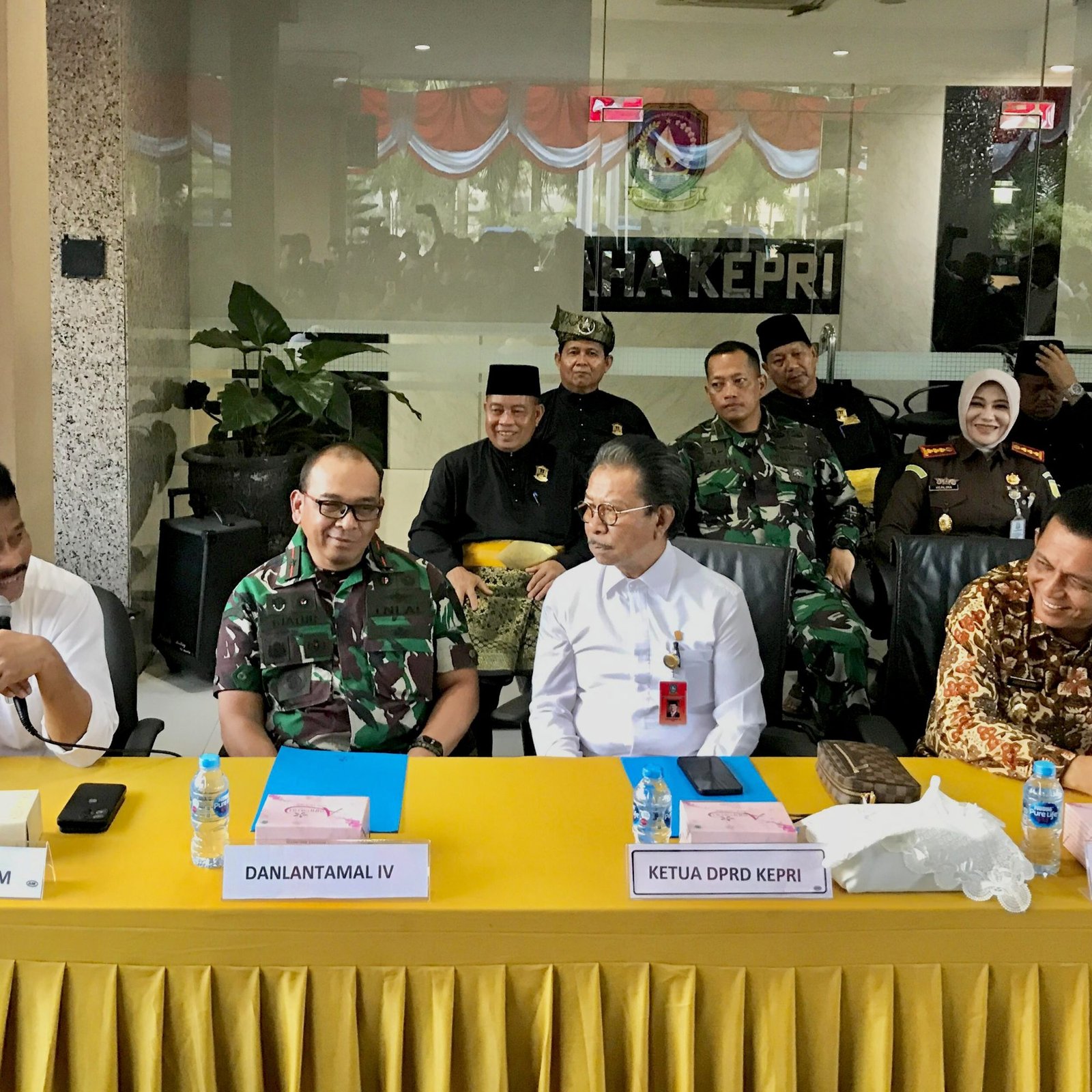 Kepala BP Batam, Muhammad Rudi memberikan keterangan terkait  pengembangan kawasan Rempang Eco City di Gedung Graha Kepri, Batam Centre, Selasa (12/9/2023)- Edisi/ Irvan F. 
