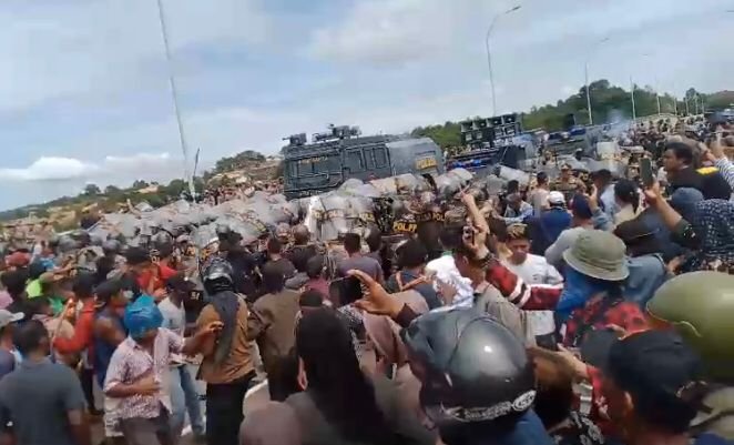 Bentrokan antara warga dan aparat di jembatan 4 Pulau Rempang, Kota Batam