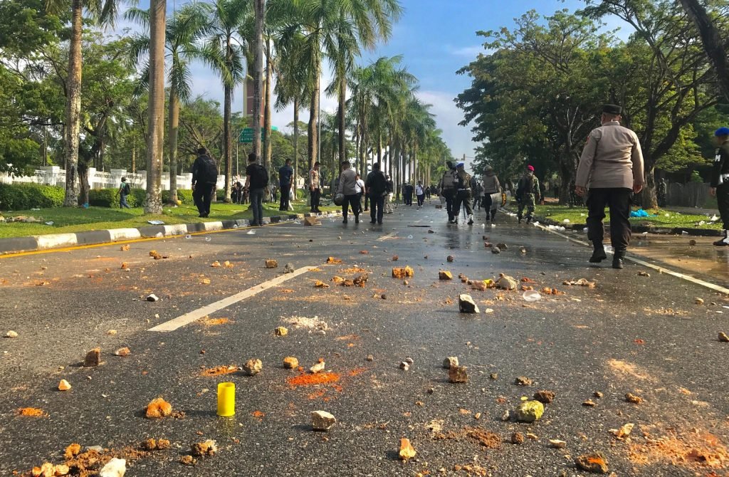 Pasca ricuh di Kantor BP Batam, batu dan kayu berserakan di Jalan Engku Putri, Batam Centre, Senin (11/9/2023)- Edisi/ Irvan F.