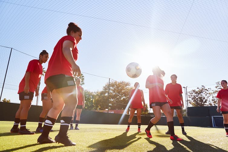 tim sepak bola perempuan berlatih di luar ruangan
