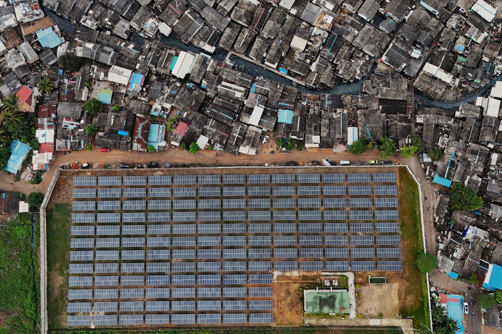 PLTS-di-pemukiman-penduduk_Kota-Batam_Bobi_082174788182-1-2000x1333.jpg
