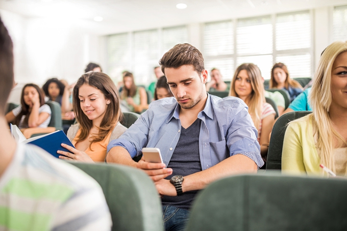 Educators fiercely divided by smartphones in the classroom
