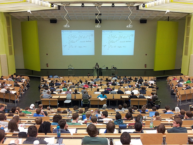University lecturers should be engaging raconteurs