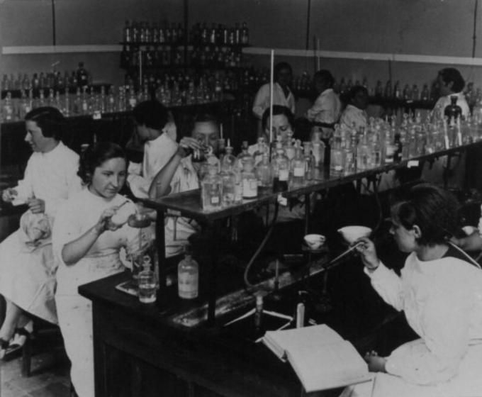 When the Spanish public university opened the door to women