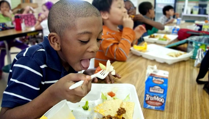 How many children should take the school lunch program?