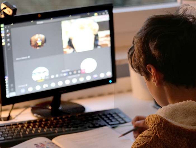 Taking intermittent quizzes reduces achievement gaps and enhances online learning, even in highly distracting environments