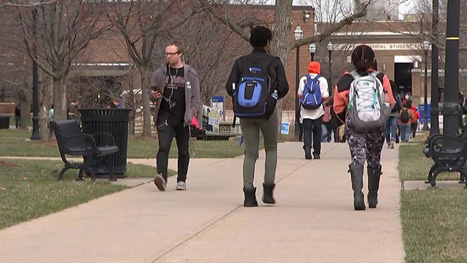 Fewer foreign students in the United States  : a decline that is costing universities dearly